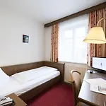 Goldener Loewe 3* كوفستيين